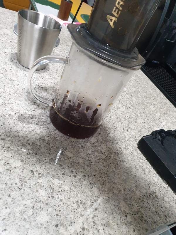 최대한 천천히 눌러 커피를 추출한다.