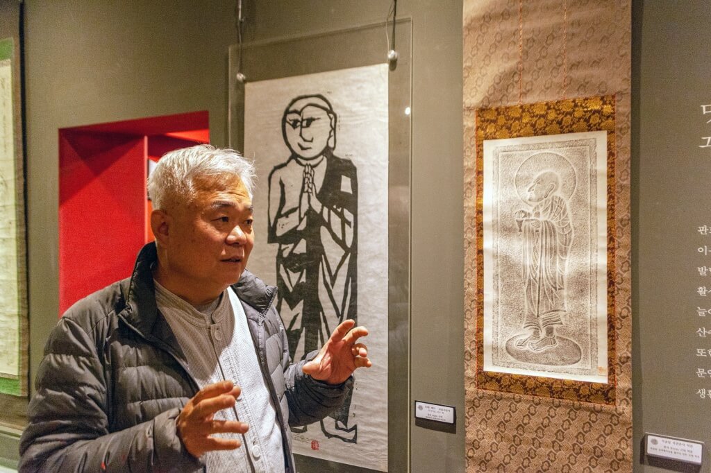 해설 중인 한선학 관장