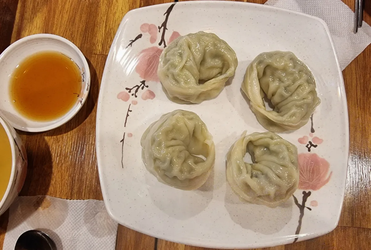 왕만두 4조각과 간장 소스