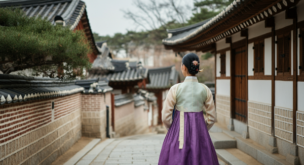 한옥마을에서 한복을 입고 사진을 찍는 사람