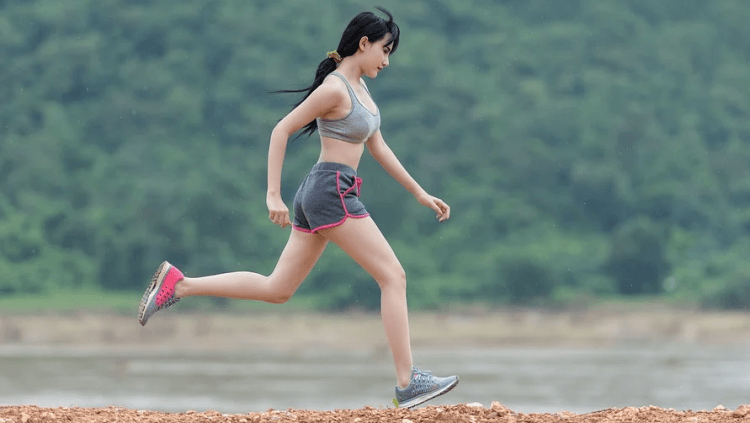 건강을-위해-강변에서 운동하는-여인-모습