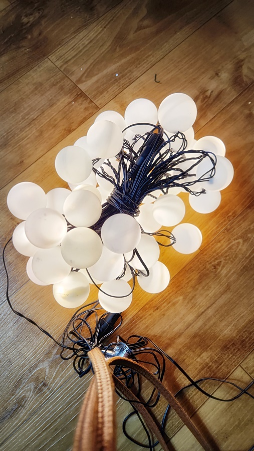 트리 전구에 하나씩 끼워준모습