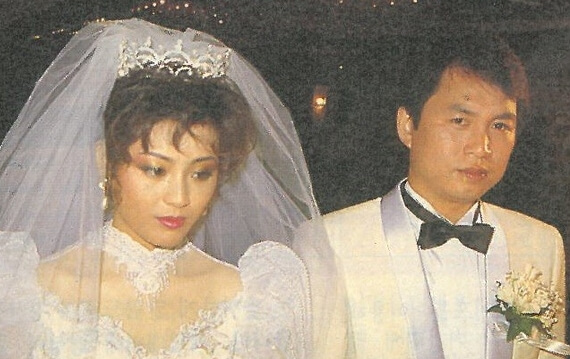 견미리 첫번째 결혼 사진 남편 임영규와 웨딩스레스 입고 턱시도 입은 모습