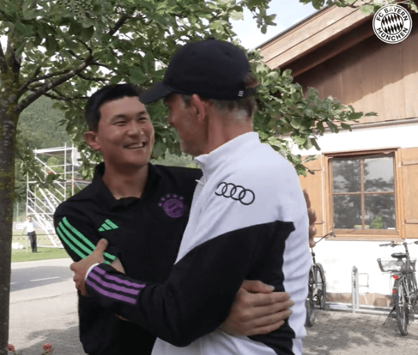 뮌헨 홈페이지 김민재 관련 사진입니다.