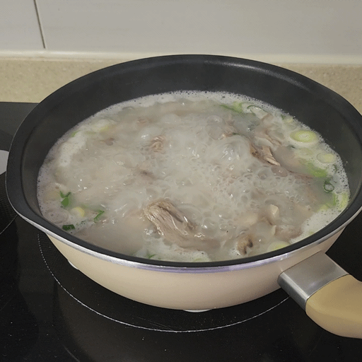 토종순대국 데우는중