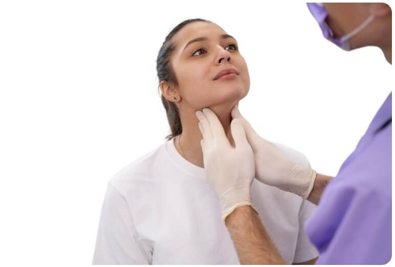 갑상선 이상 여부를 진료하는 의사와 환자