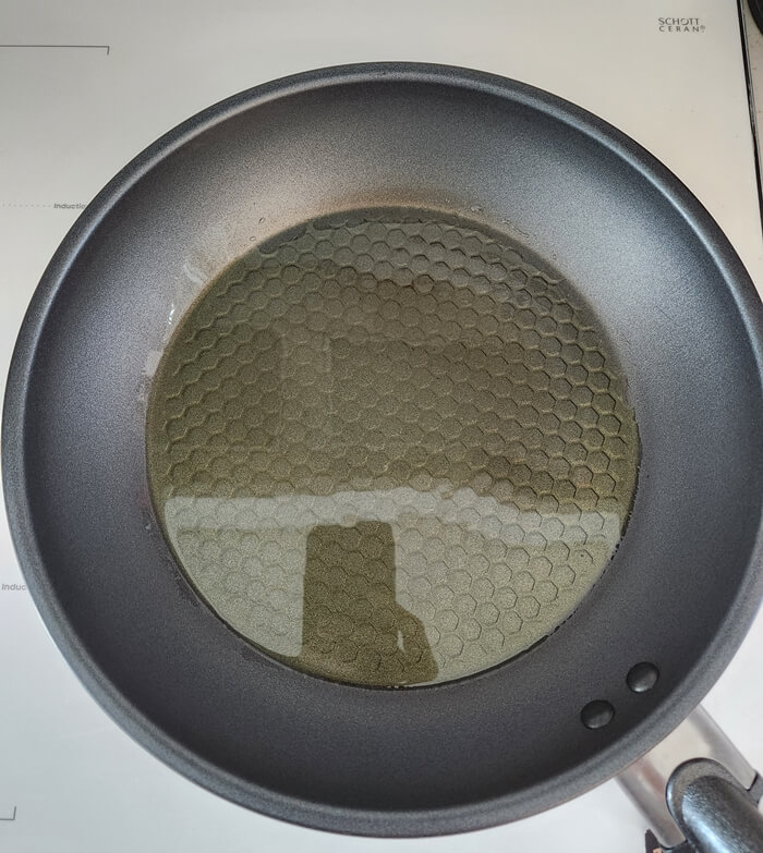 군만두-후라이팬-예열