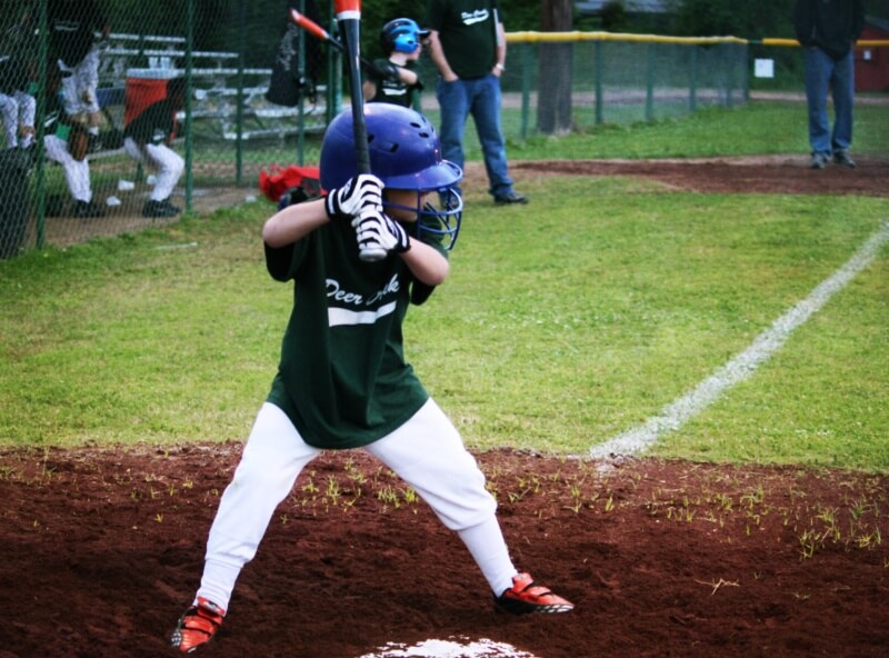 타석에-배트를-들고있는-아이