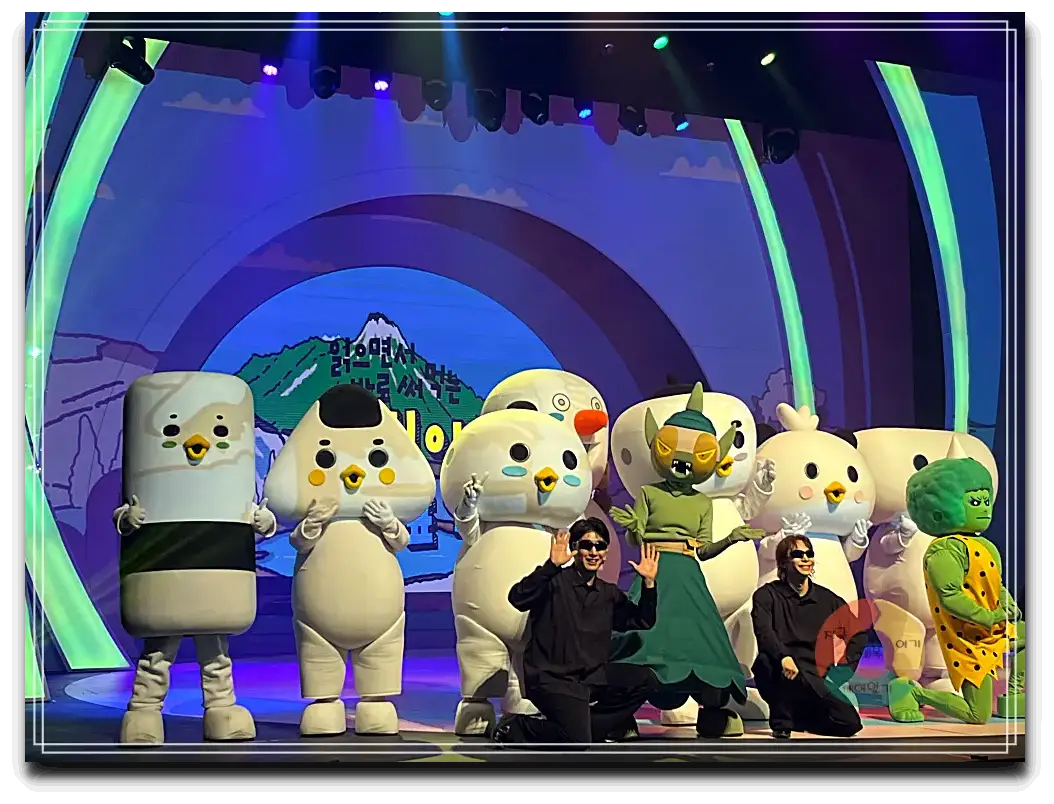 가족뮤지컬_무대-포토타임-캐릭터인형탈을-쓴-배우