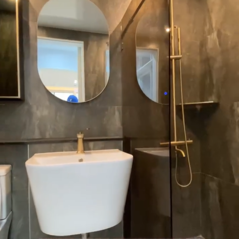 세면대와 샤워장이 유리칸막이로 분리가 되어 있다.