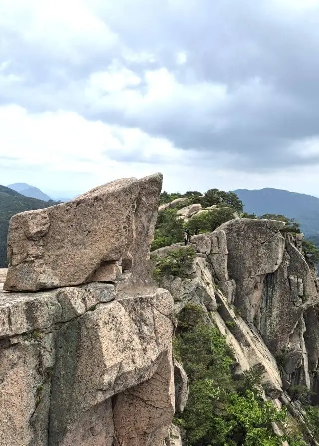 감암산과 모산재의 암릉 모습