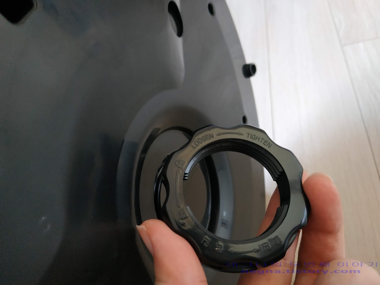 고정너트로 조이기.