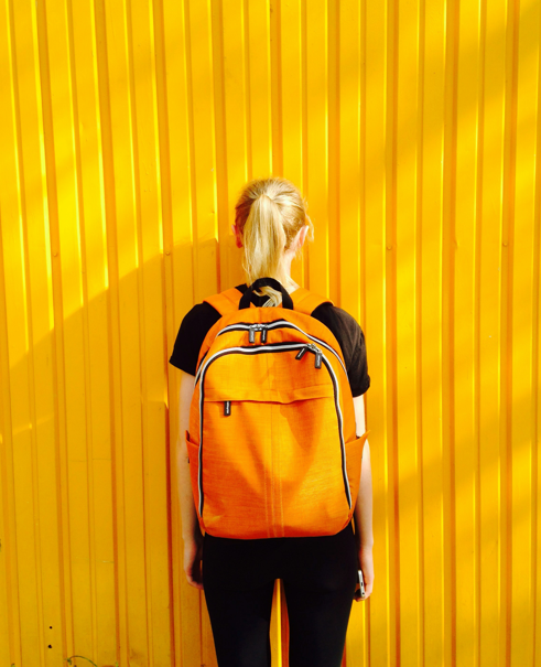 백팩을 맨 여자 뒷모습