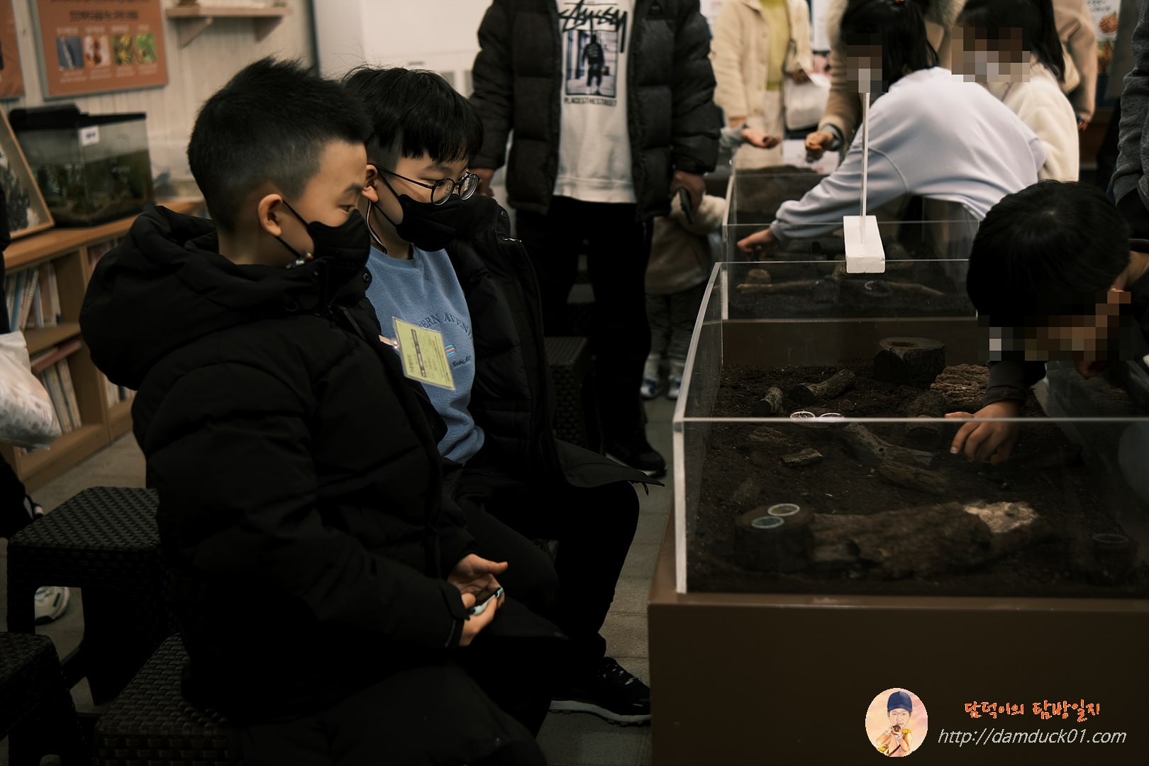 곤충전시가이드 기다리고 있어요.