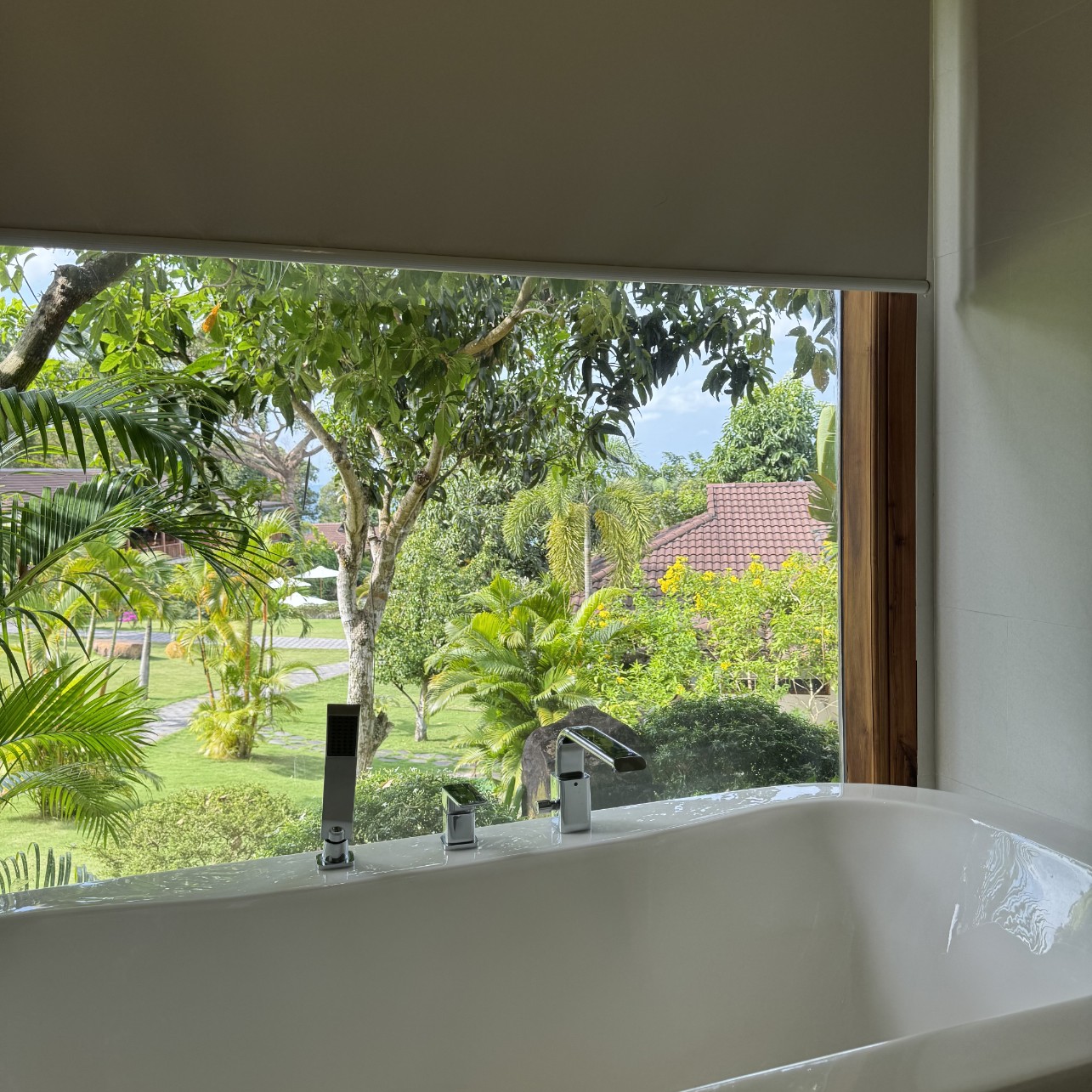 화장실에서 보이는 리조트 모습