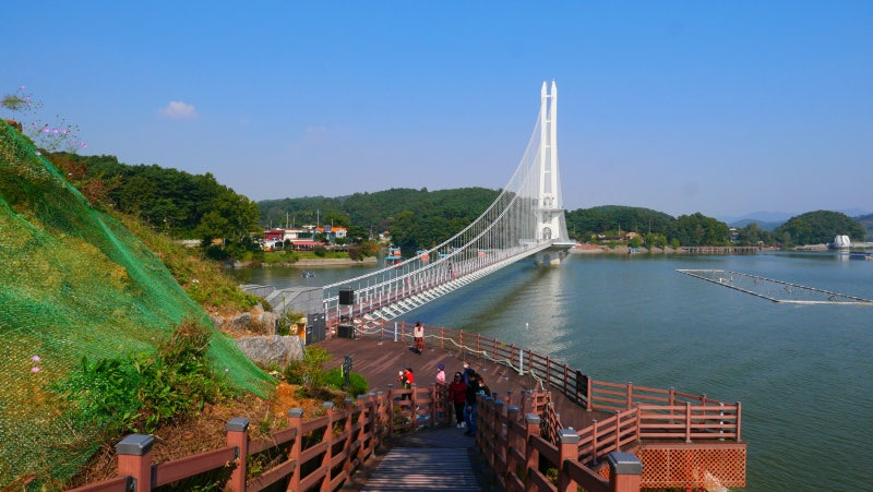 충남 예산군 '예당호 출렁다리' 소개