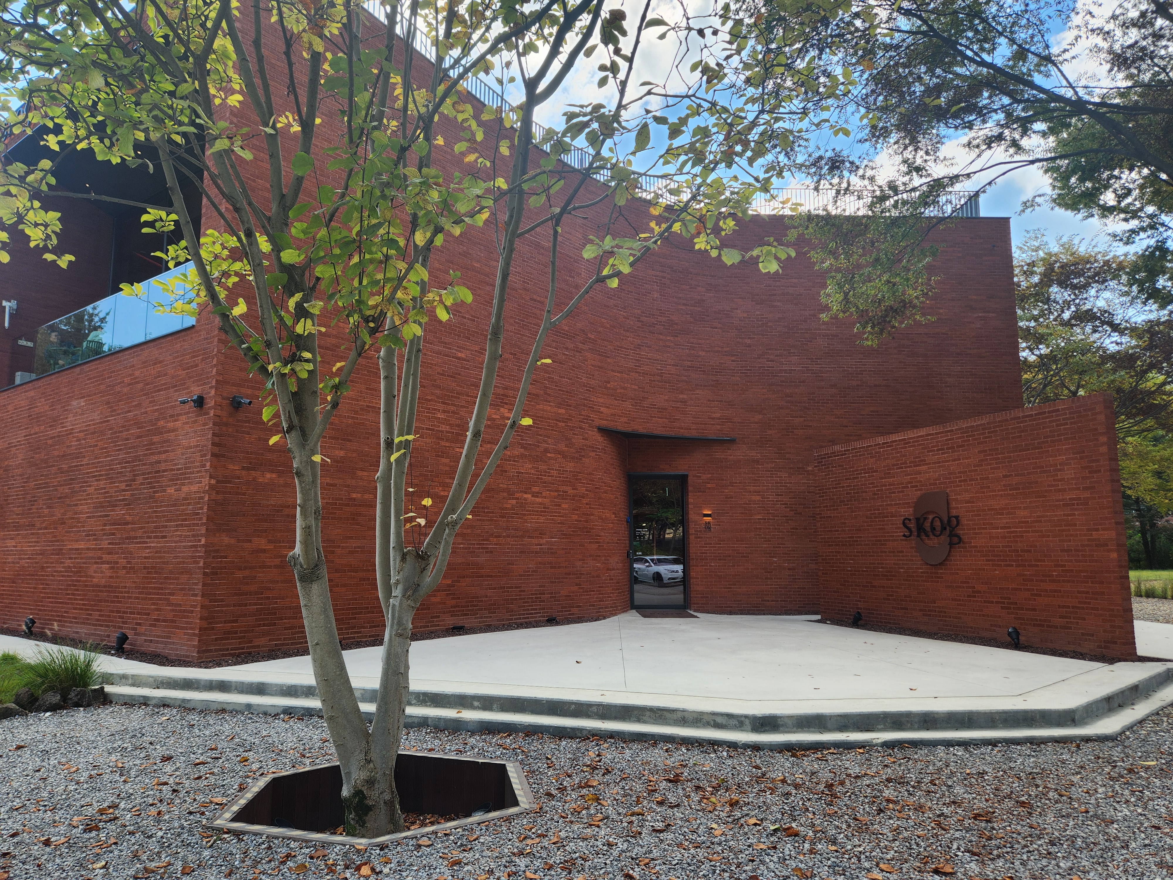 스코그 까페 전경_빨간 벽돌로 된 외관