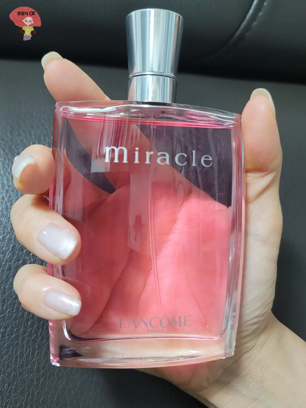 랑콤-미라클-향수-100ml-제품을-한손에-잡고-촬영