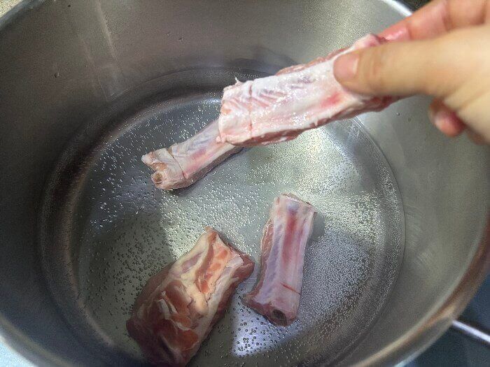 끓는 물에 등갈비 넣는 사진
