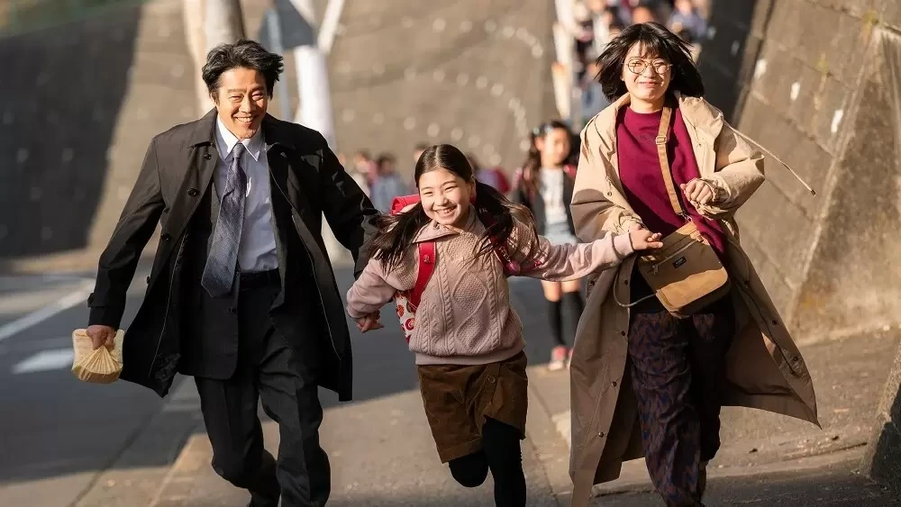 하교길에 초등학생이 된 아내와 딸과 달리는 장면