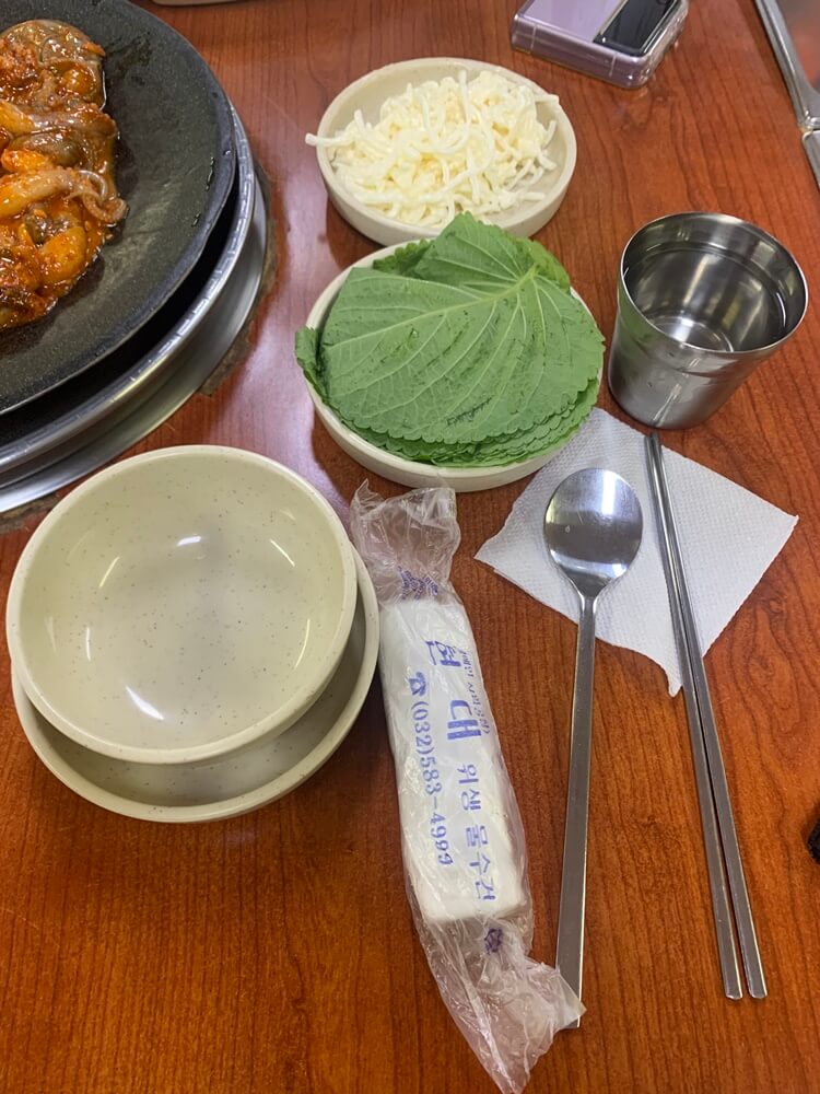 물수건, 접시, 깻잎, 천사체 샐러드