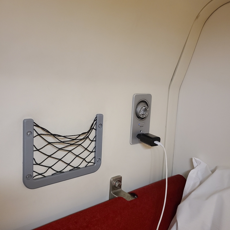 태국-슬리핑-기차-2층에있는-콘센트