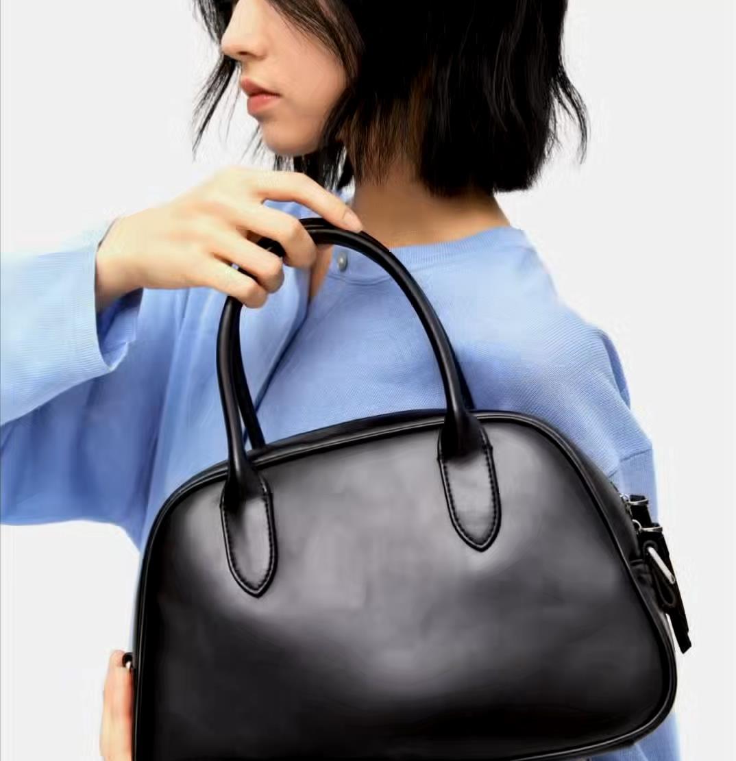 벨린느의 군더더기 없는 미니멀한 디자인의 숄더백 또는 크로스백