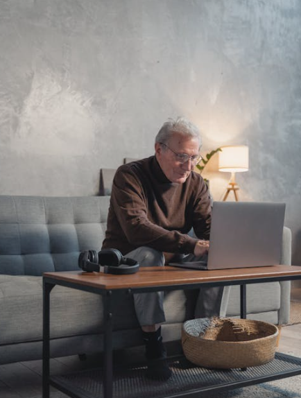 할아버지가 노트북을 보고 있는 사진