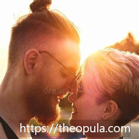 밝고 포근한 노을빛 아래에서 활짝 웃는 커플의 입맞춤 장면