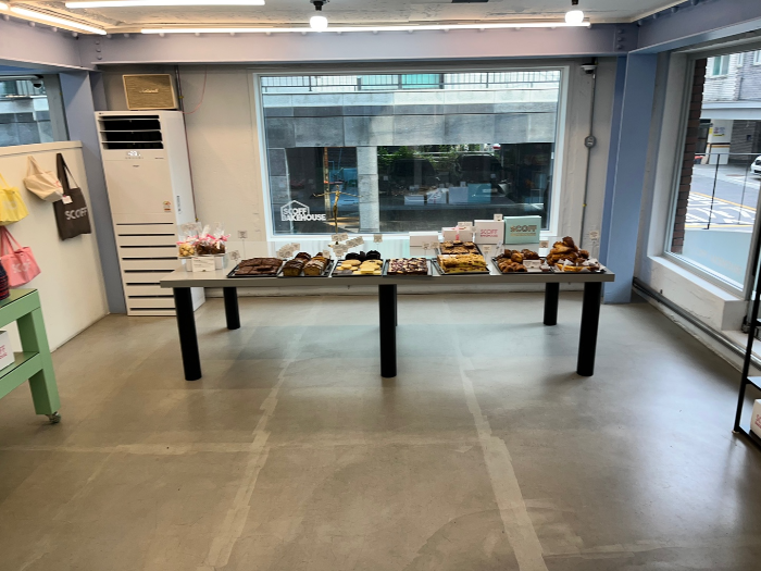 1층 굿즈&amp;#44; 베이커리 모습 2