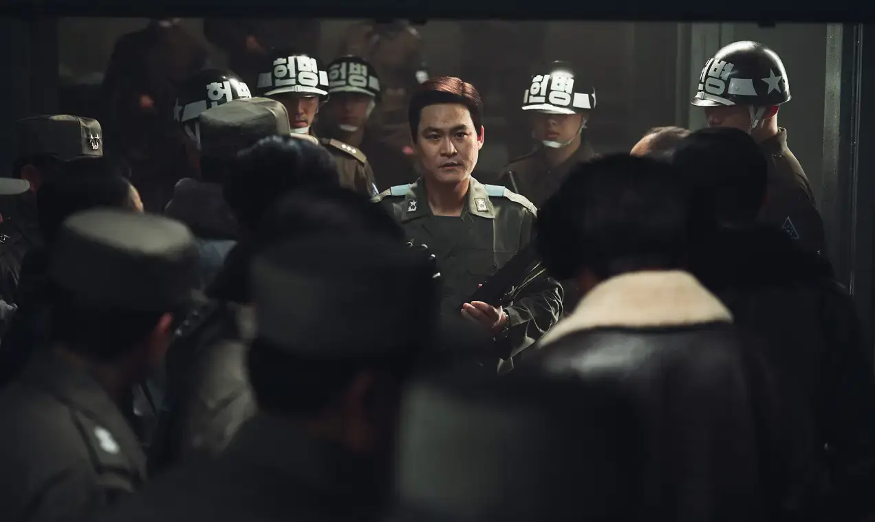 헌병들에게 둘러싸인 김준엽