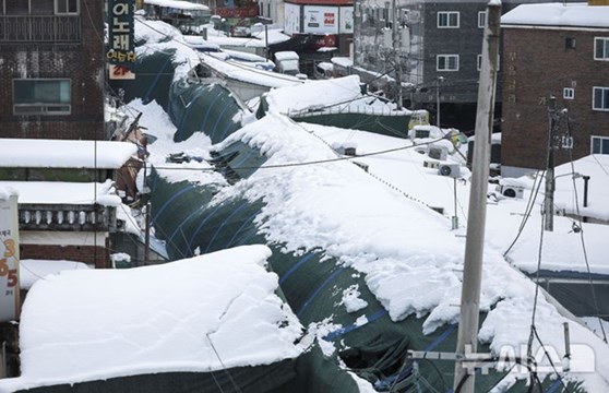 전 날에 이어 폭설이 이어진 28일 경기 의왕시 도깨비시장 지붕이 무너져있다.