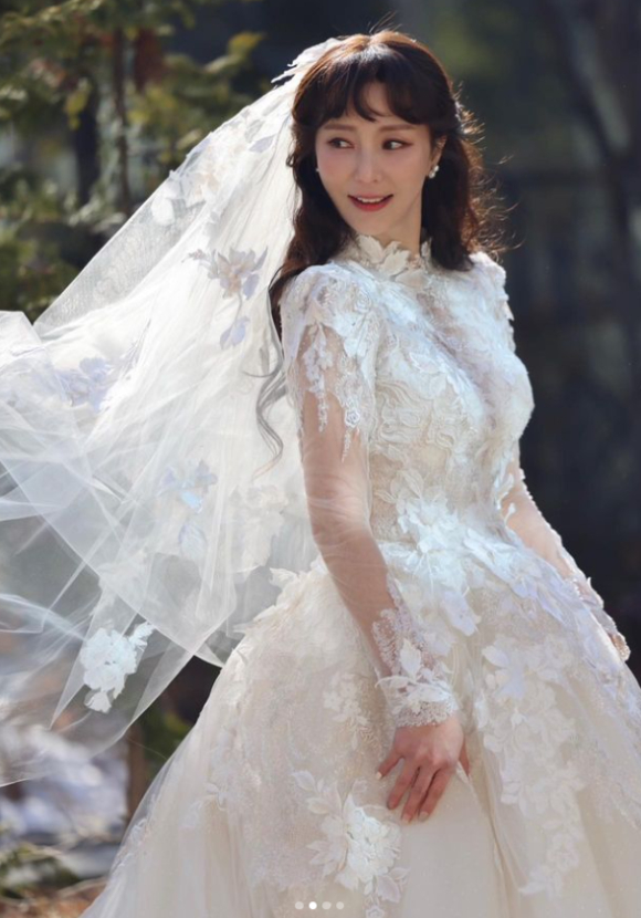 안혜경이 웨딩화보를 공개했다. [사진=안혜경 SNS]