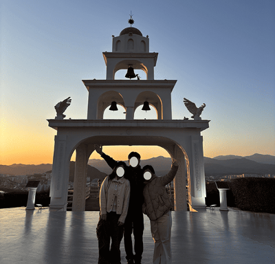 산토리니 포토존에서 가족사진