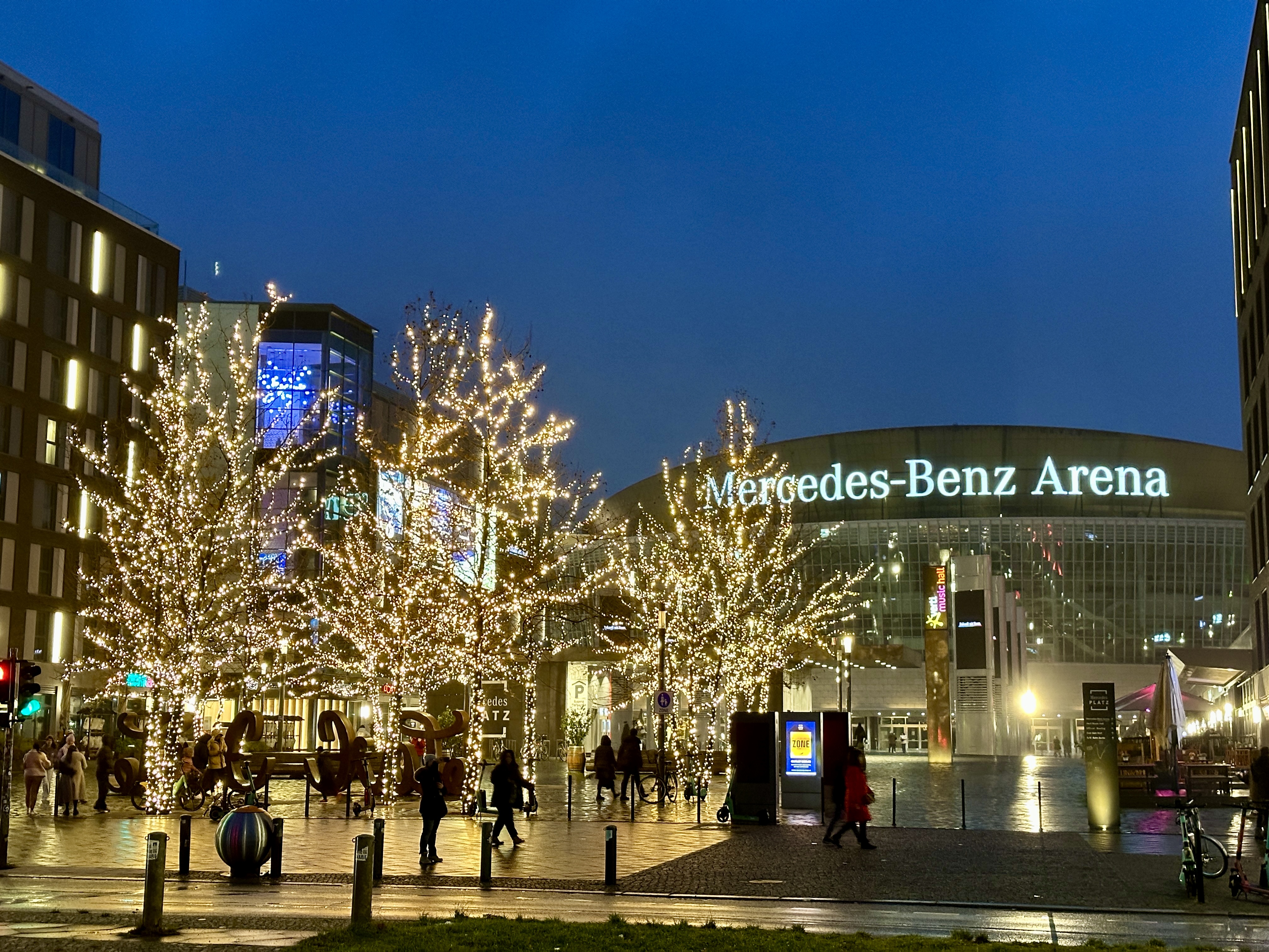 이스트사이드 갤러리 앞 메르세데스 벤츠 아레나