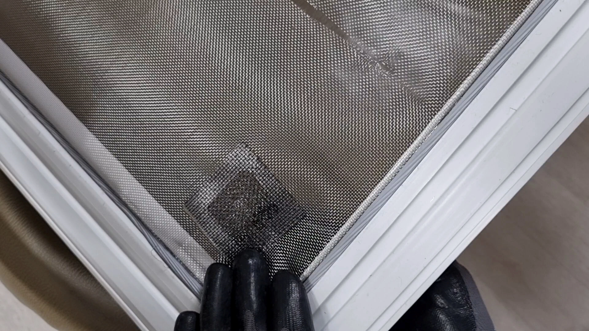 스텐 방충망 찢어진 구멍 보수 모습