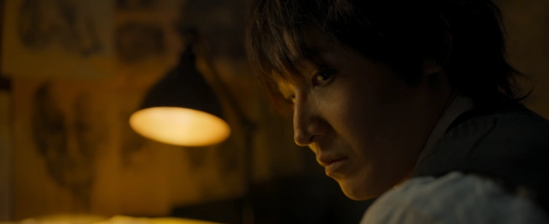 그림을 그리고 있는 경성크리처의 등장인물 사치모토