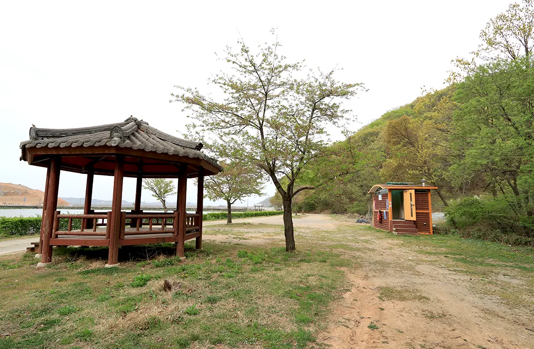 평화누리길 2코스 중반 조강저수지 옆 쉼터 화장실 사진.
