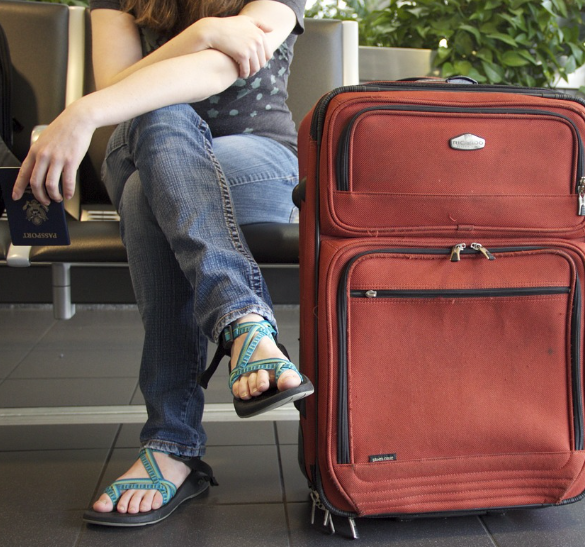 공항에서 환전 순서를 기다리는 여행객