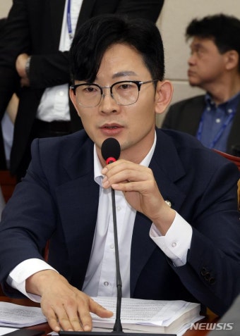 박충권이-마이크를-잡고-말하고-있습니다.