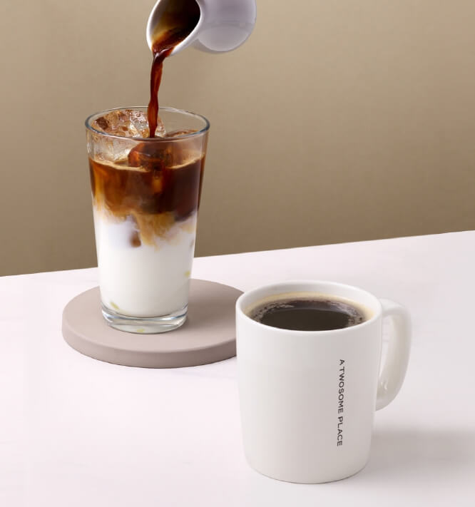 커피-한잔과-라떼를-만들고-있는-사진입니다.