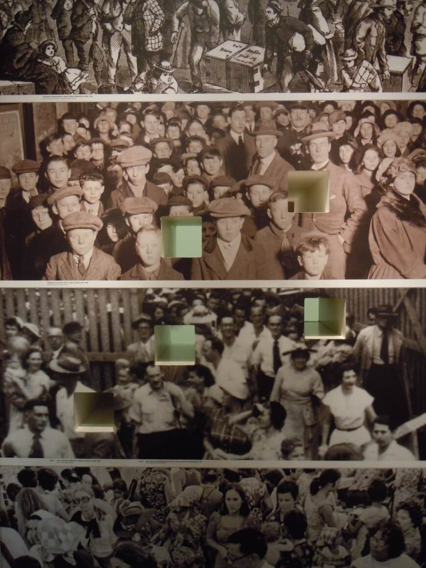 옛 이민시절 기록사진에 뚫어놓은 구멍을 들여다보는 방문객들이 당시 이민자들의 일부가 되는 느낌이다.