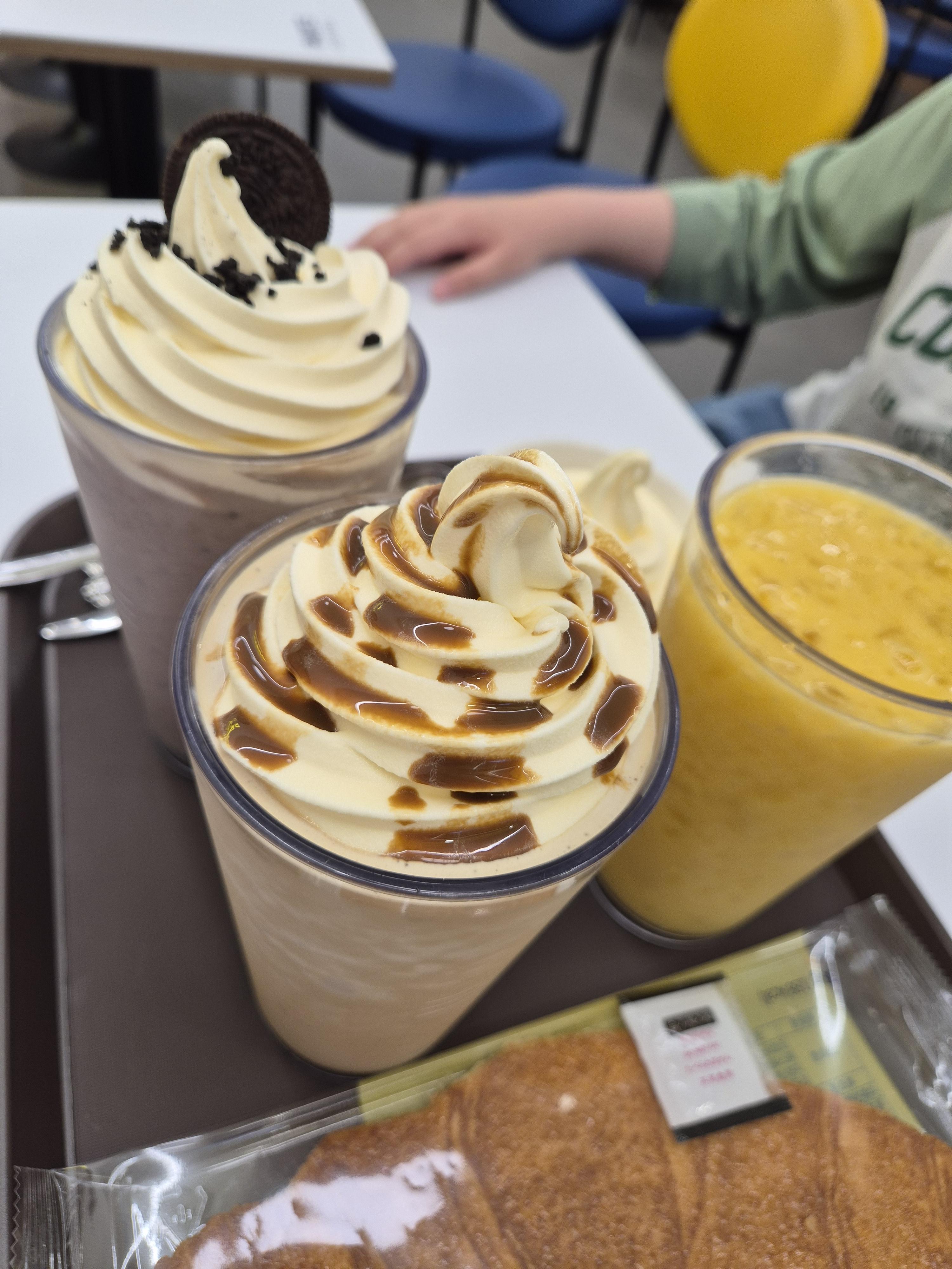 커피에도 아이스크림이 쿠키크런치 빽스치노에도 아이스크림