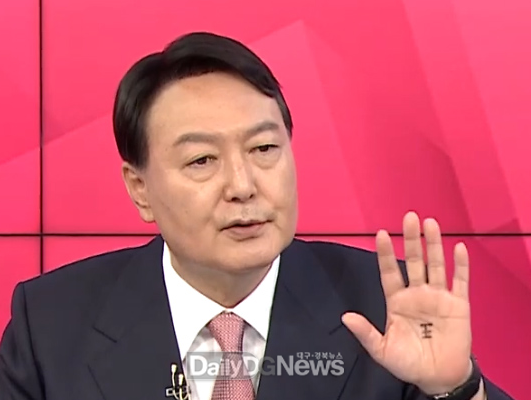 데일리DG뉴스 대선토론중 윤통의 손바닥 써진 "왕" 자!