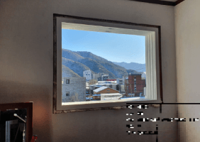 창문 창호 공사 진행 중 사진