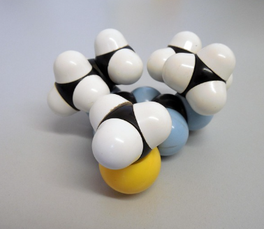 옴스트롱이 도금 기술의 미세 세계를 설명하는 단위인 이유