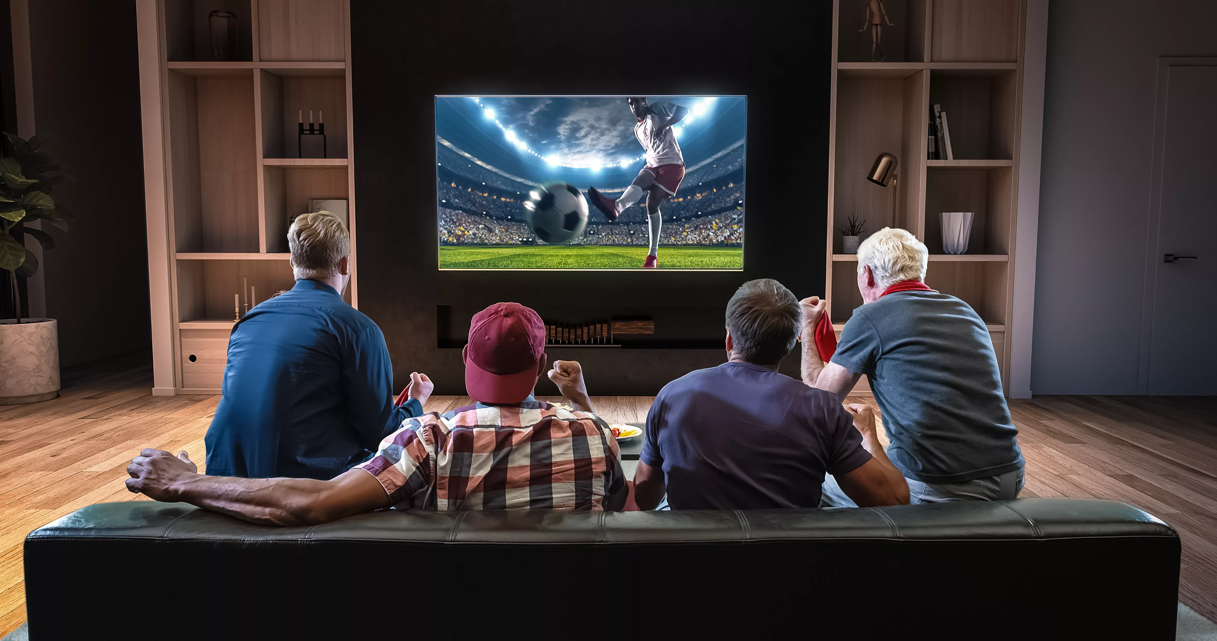 4K 및 8K UHD TV와 HDR 기술을 활용한 홈 시네마 설정, 가족이 함께 영화 관람하는 모습