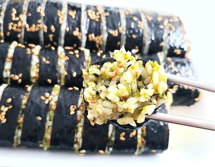 진주 땡초김밥 원조 옥봉매운김밥의 대표메뉴 매운김밥을 젓가락으로 들어올린 모습