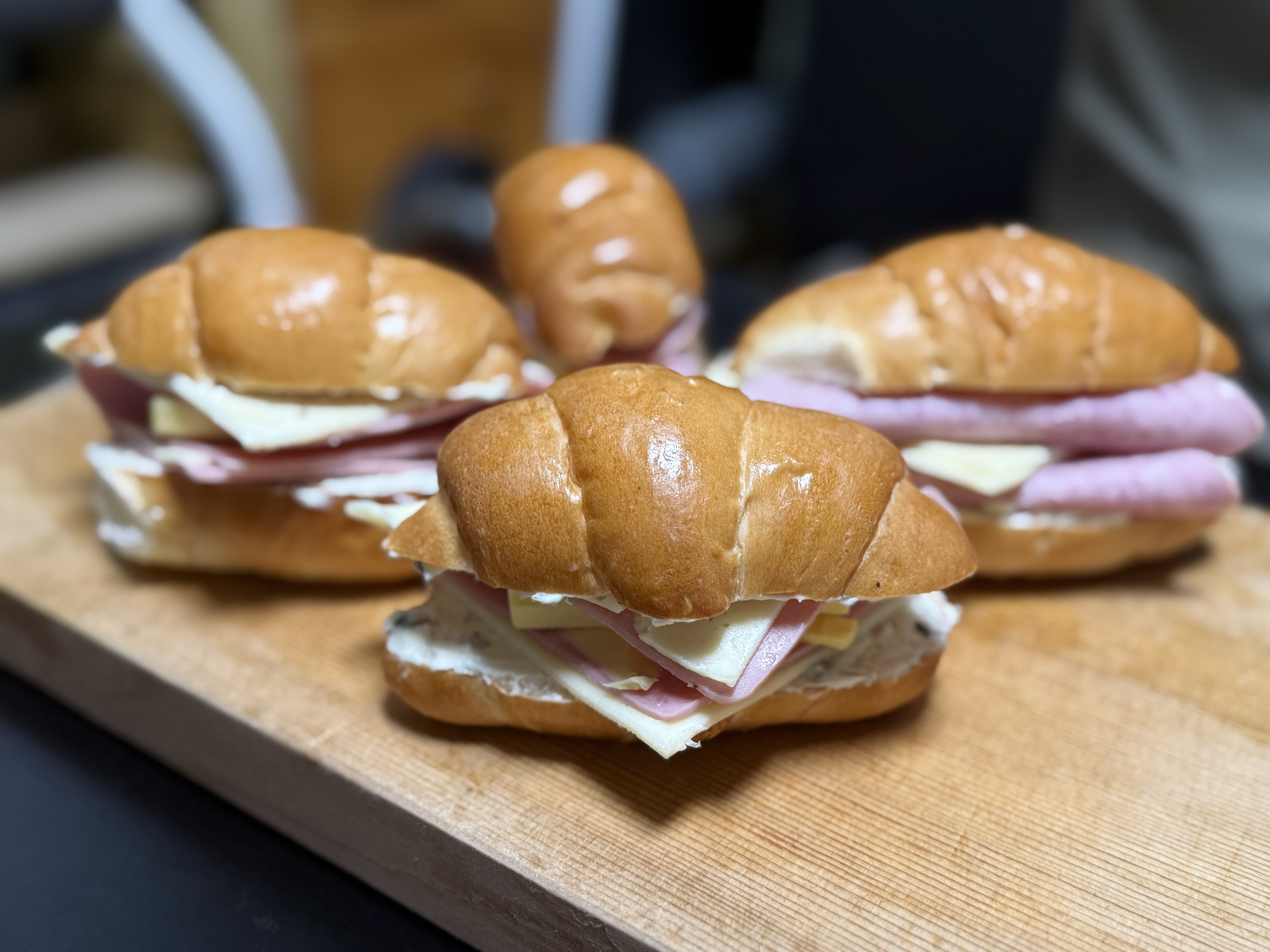 완성된 대파 크림 치즈 소금빵 샌드위치