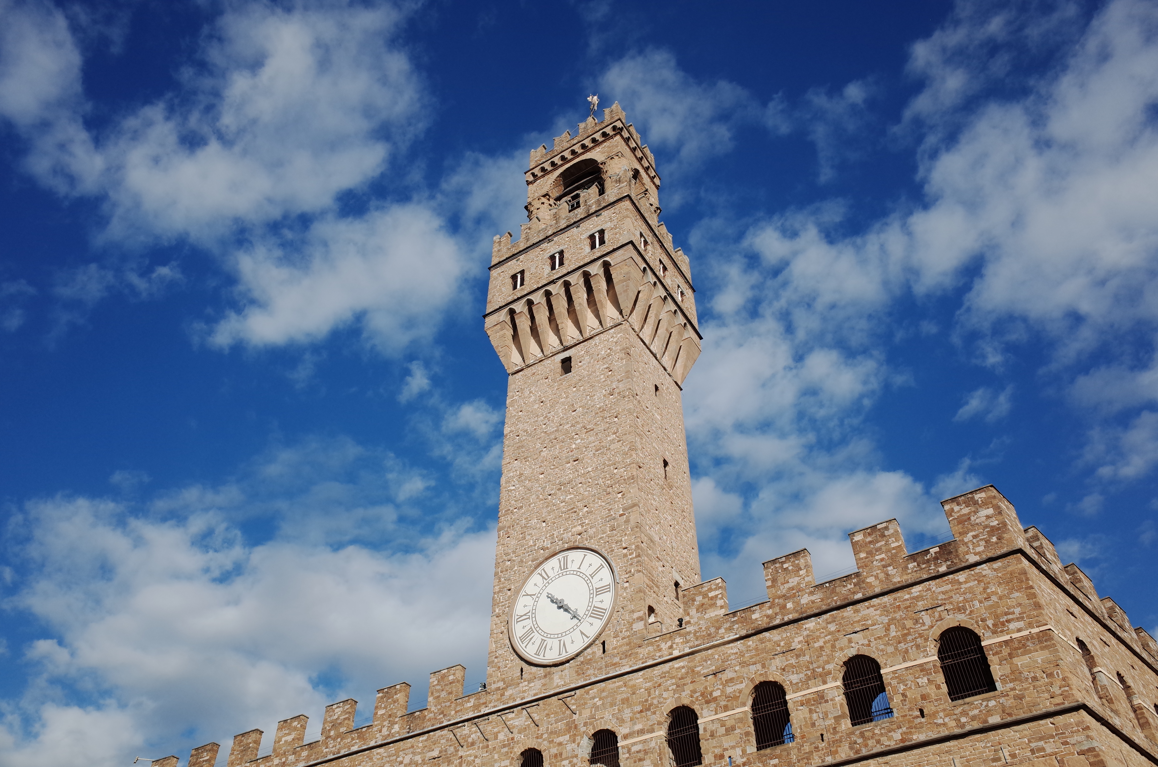 파란 하늘 아래 우뚝 솟은 피렌체 베키오 궁전의 시계탑